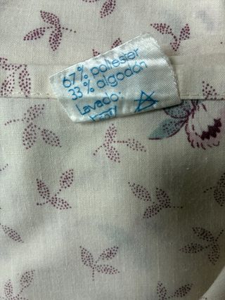 Juego de sábanas floral crema y granate.