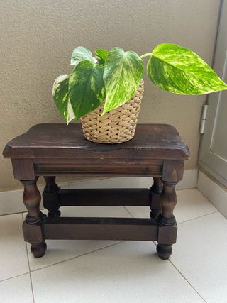 Taburete de madera color nogal.