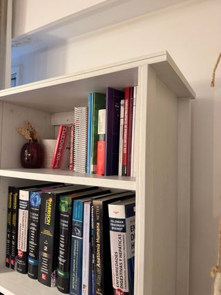 Estantería blanca de madera