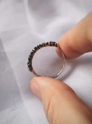 Anillo antiguo con piedras verdes