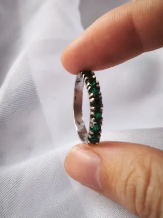 Anillo antiguo con piedras verdes