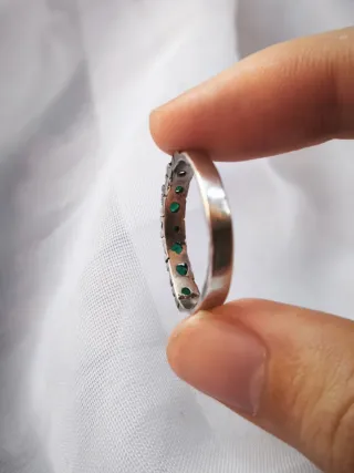 Anillo antiguo con piedras verdes