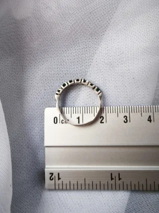 Anillo antiguo con piedras verdes