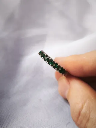 Anillo antiguo con piedras verdes