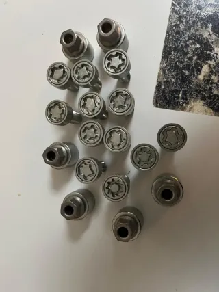 Se vende tornillos antirrobo VW GOLF MK7 AUDI SEAT