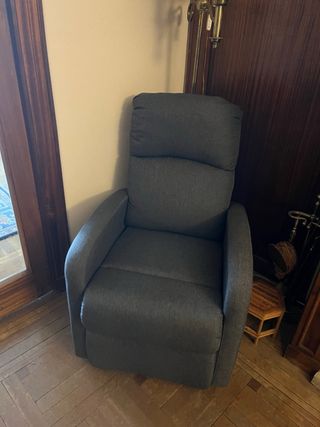Sillón elevador en tela color gris moteado.