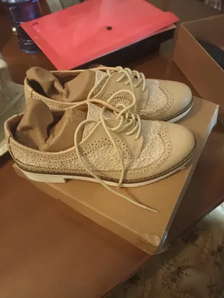 Zapatos planos beige con encaje