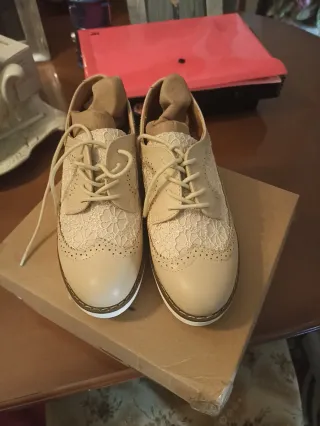 Zapatos planos beige con encaje