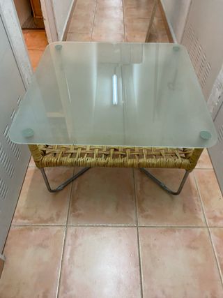 Mesa baja cristal y mimbre
