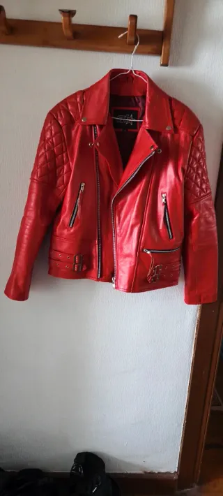 Cazadora Piel Roja . Es un talla M justa.
