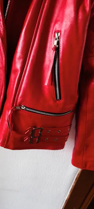 Cazadora Piel Roja . Es un talla M justa.