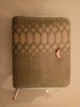 Cartera verde con estampado de serpiente