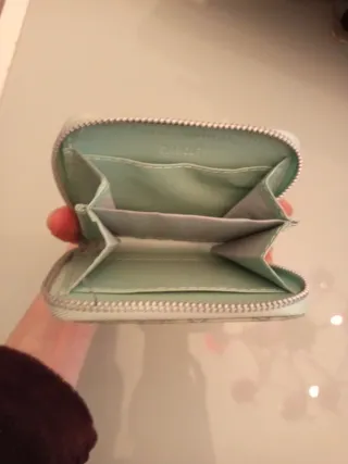 Cartera verde con estampado de serpiente