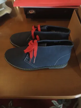 Botines azules con cordones rojos talla 37