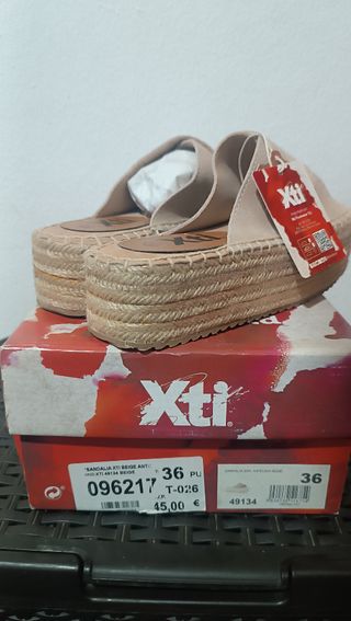 Sandalias XTI beige ante talla 36