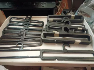 Lote de perchas de plástico