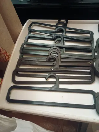 Lote de perchas de plástico