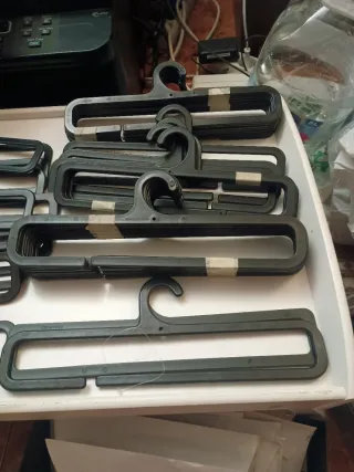 Lote de perchas de plástico