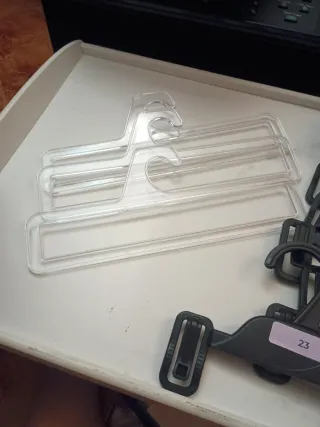 Lote de perchas de plástico