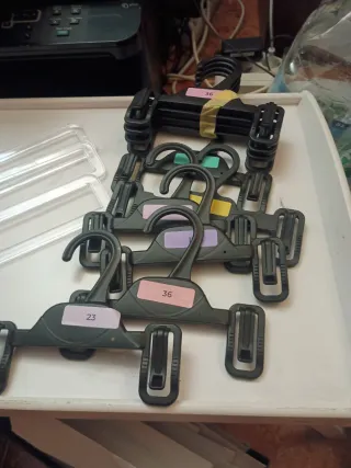 Lote de perchas de plástico