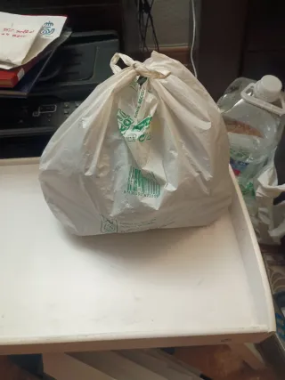 Lote de perchas de plástico