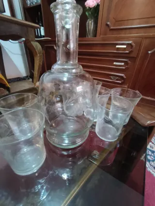 Licorera y 7 vasos diseño floral