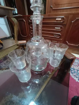 Licorera y 7 vasos diseño floral