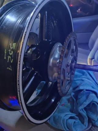 Llanta Suzuki Bandit 650 con plato y piñón