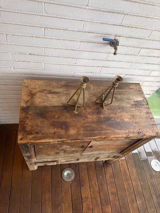 Mueble Antiguo Madera con Candeleros Dorados