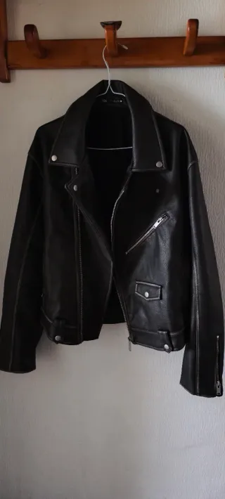 Cazadora polipiel negra Zara