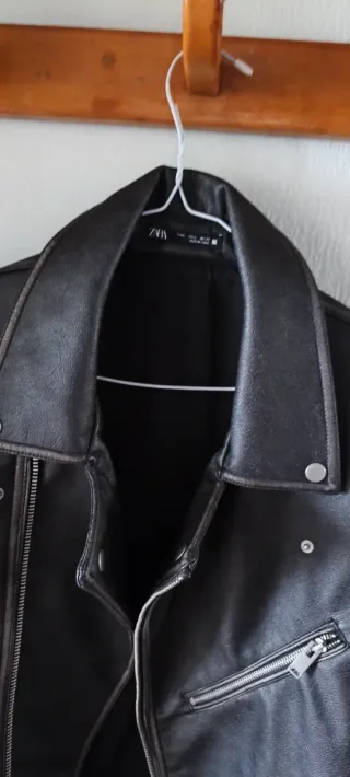 Cazadora polipiel negra Zara