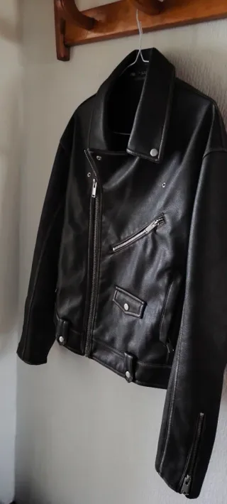 Cazadora polipiel negra Zara