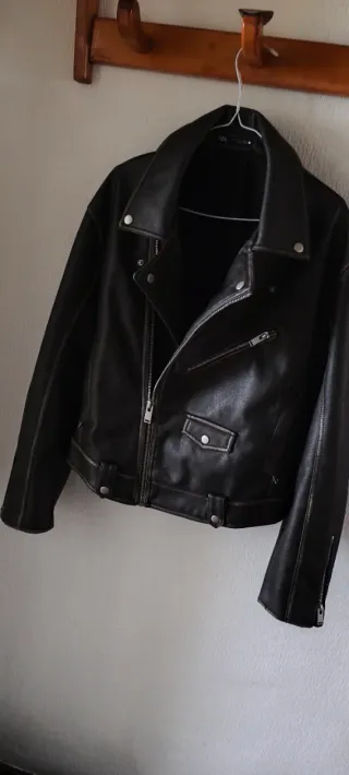 Cazadora polipiel negra Zara