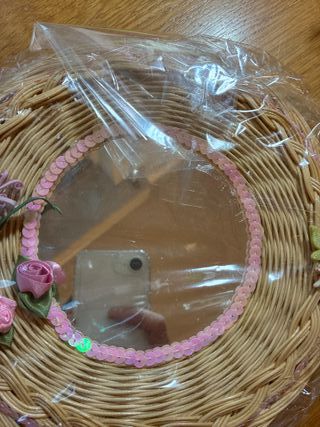 Espejo decorado con flores y hada