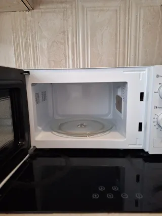 Microondas KYMPO blanco - 6 meses de uso