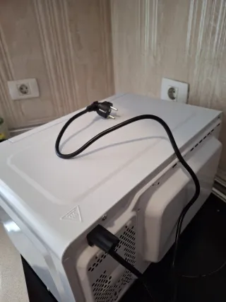 Microondas KYMPO blanco - 6 meses de uso