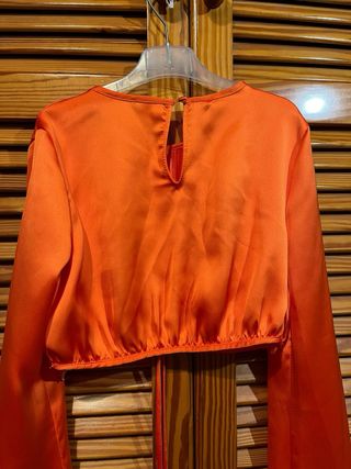 Camisa crop Bershka naranja con plumas