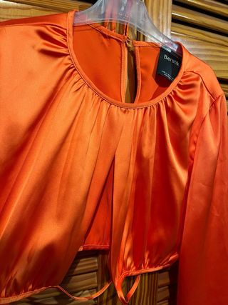 Camisa crop Bershka naranja con plumas