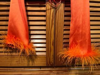 Camisa crop Bershka naranja con plumas