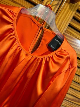 Camisa crop Bershka naranja con plumas