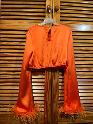 Camisa crop Bershka naranja con plumas