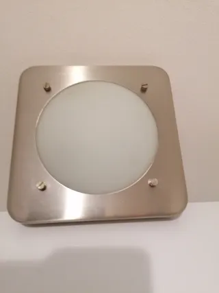 Plafoniera quadrata metallo e vetro satinato.