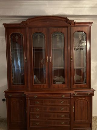 Mueble de madera vintage con vitrina