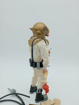 buzo Geyperman antiguo con accesorios