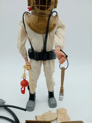 buzo Geyperman antiguo con accesorios