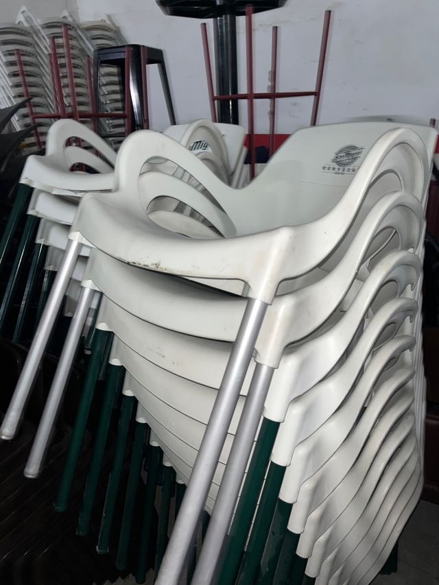 Sillas de plástico apilables blancas 10€/unidad