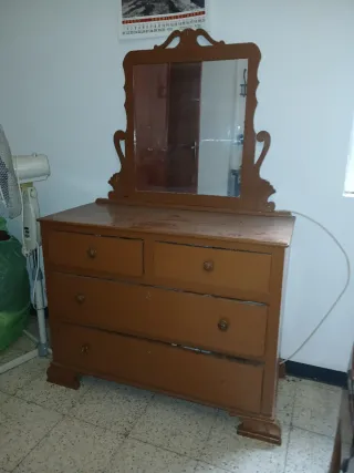 Coqueta de madera antigua con espejo