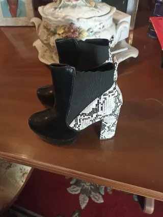 Botines tacón estampado serpiente