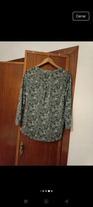 Blusa verde y blanca estampada