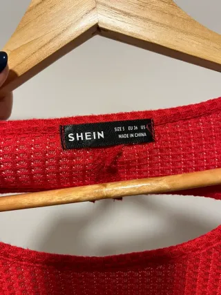 Top vermelho com coração nas costas